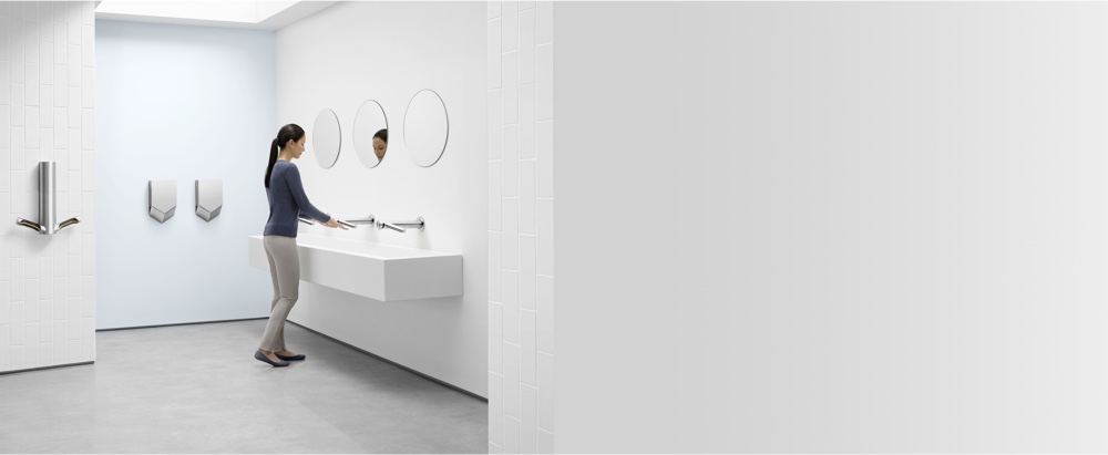 Žena pere ruke koristeći Dyson Airblade Wash+Dry sušač