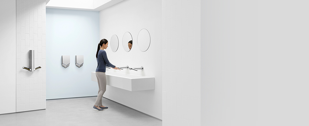 Žena suši ruke sa Dyson Airblade Wash+Dry